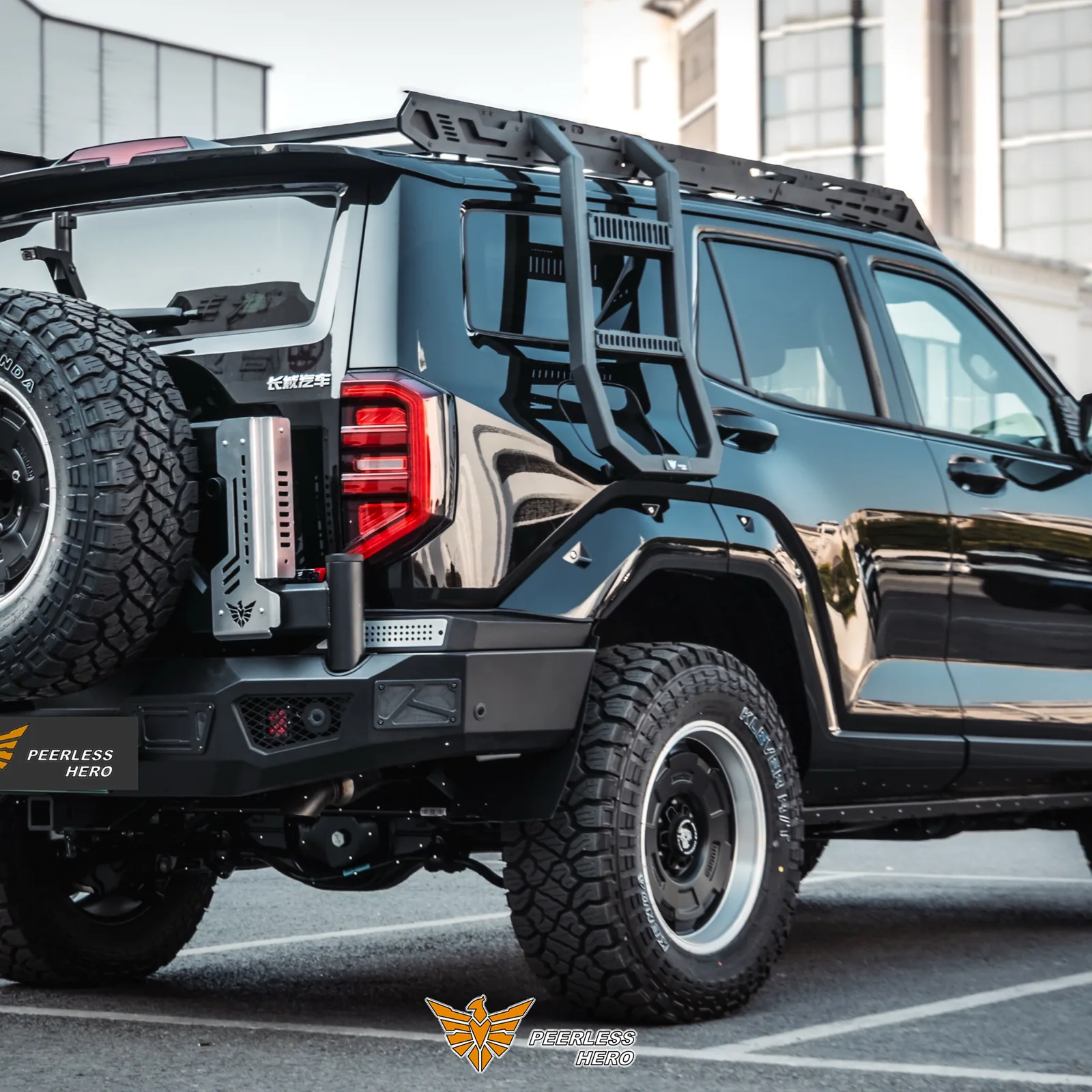 Spare tire carrier / tailgate area detail, photo 1 of 13
